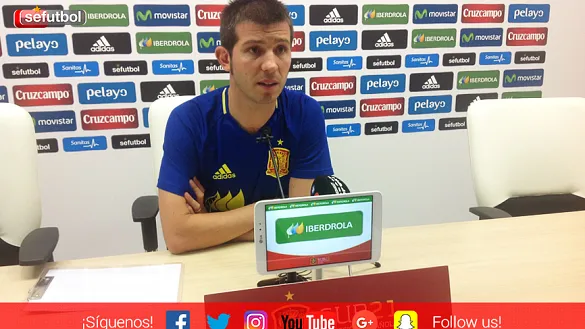 Albert Celades atiende a los periodistas en Castellón