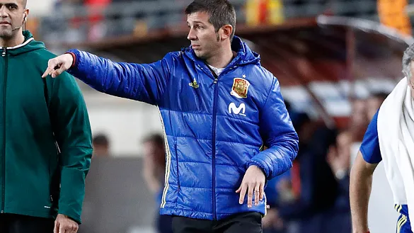 El Seleccionador nacional Sub-21, Albert Celades, ofrece instrucciones durante el encuentro frente a Islandia en Murcia