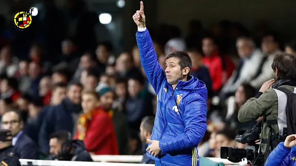 Albert Celades da instrucciones durante el encuentro frente a Eslovaquia