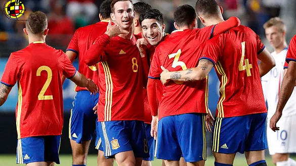 Los jugadores de la selección Sub-21 celebran un tanto