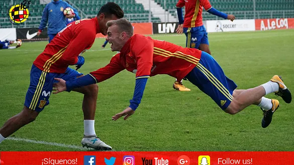 Toni Lato alcanza a un compañero durante el entrenamiento de la Selección Sub-21 en Tallin