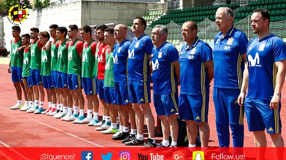 Jugadores y cuerpo técnico de la Selección española durante el minuto de silencio en la Ciudad del Fútbol