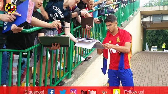 Marco Asensio firma autógrafos a los aficionados antes del entrenamiento en Gdansk