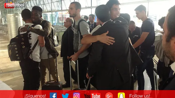 Los jugadores de la Selección española Sub-21 se despiden en el aeropuerto de Barajas