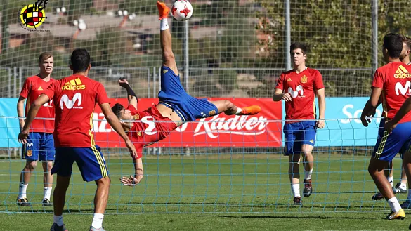 El jugador internacional Sub-21, Mikel Merino, ejecuta una chilena