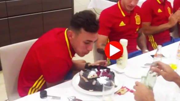 Munir sopla las velas por su 21º cumpleaños