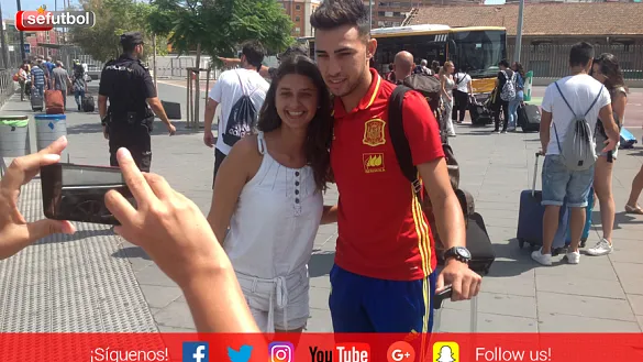 Munir el Haddadi se fotografía con una aficionada a la llegada de la Selección Sub-21