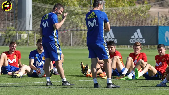 El seleccionador nacional Sub-21, Albert Celades, se dirige a sus jugadores