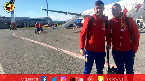 Los jugadores internacionales Sub-21 Antonio Sivera y Pol Lirola, posan en el aeropuerto de Poprad (Eslovaquia)