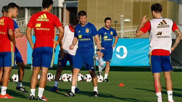 Albert Celades da instrucciones durante el entrenamiento de los Sub-21 en Las Rozas