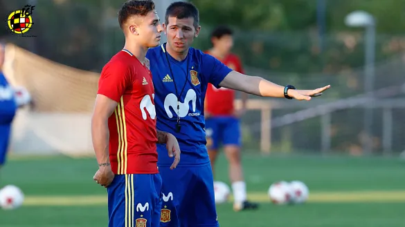 El Seleccionador nacional Sub-21, Albert Celades, dirige el entrenamiento en la Ciudad del Fútbol