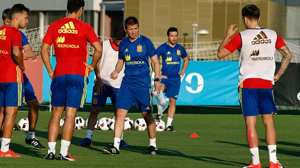 Albert Celades dirige el entrenamiento de los Sub-21 en la Ciudad del Fútbol