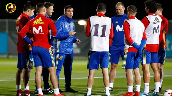 El Seleccionador nacional ub-21, Albert Celades, ofrece instrucciones durante el entrenamiento