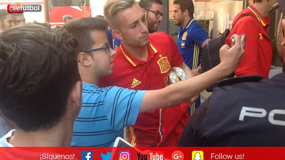 Gerard Deulofeu se fotografía con un aficionado en un viaje reciente de los Sub-21
