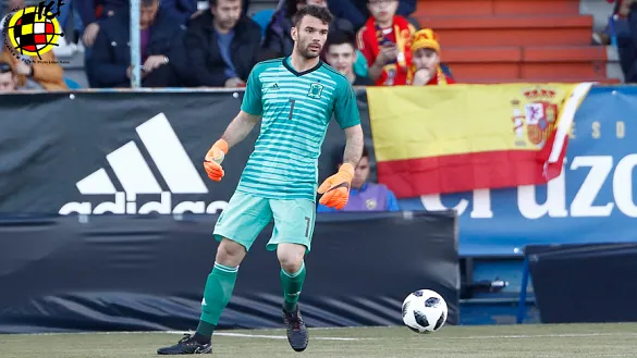 Juan Soriano conduce el balón en un encuentro de la selección española Sub-21