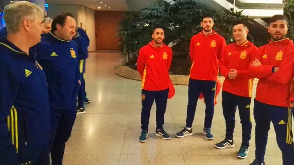 José Venancio Lñopez y Federico Vidal reciben a los jugadores en Benidorm