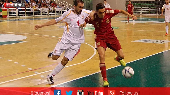 Jesús Aicardo pugna con un rival durante un encuentro reciente de la Selección