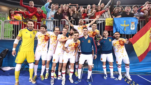 La selección española de fútbol sala festeja el triunfo ante Ucrania en Liubliana