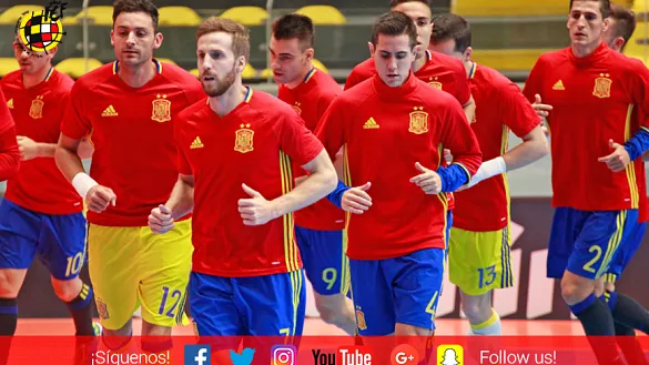 Los jugadores de la Selección de Fútbol Sala calientan antes de su encuentro en Medellín