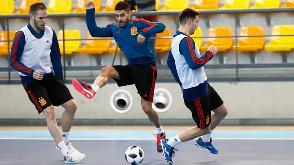 Los jugadores de la selección española de fútbol sala se ejercitan en la Ciudad del Fútbol
