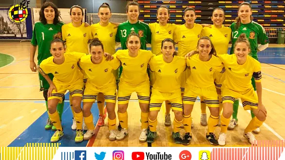 La selección española femenina de fútbol sala posa en el Pabellón Multiusos de Guadalajara