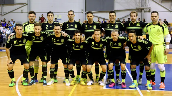 La Selección Española posa antes del partido en el Pabellón Olímpico de Riga