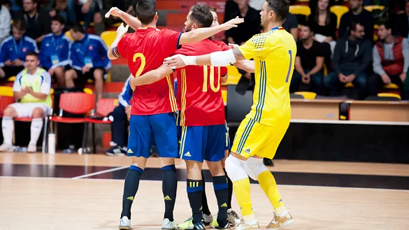 Los jugadores de la selección española de fútbol sala celebran un tanto