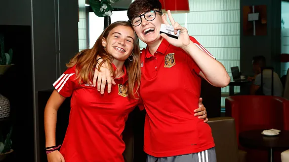 Las jugadoras de fútbol sala posan en el hotel Las Rozas