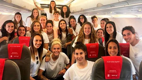 La Selección española femenina posa en el avión que transporta al equipo a Francia