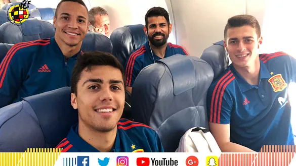 Los jugadores de la selección española en el avión con destino a Villarreal