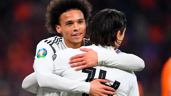 Sane abraza a Schulz durante un partido de Alemania