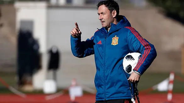 Santi Denia dirigiendo un entrenamiento de la selección
