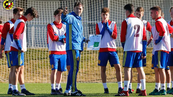 El Seleccionador nacional Sub-17, Santi Denia, ofrece instrucciones durante un entrenamiento