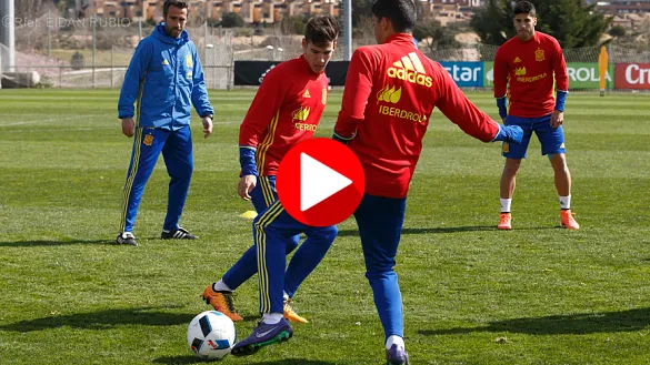 Santi Mina y Pablo Fornals pugnan por la pelota durante un entrenamiento de la Selección Sub-21