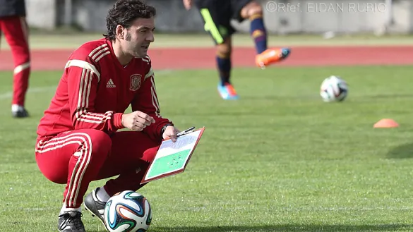 Santi Denia dando indicaciones en un entrenamiento de la Selección española Sub-16
