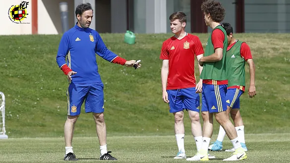 Santi Denia da órdenes a los jugadores durante el entrenamiento 