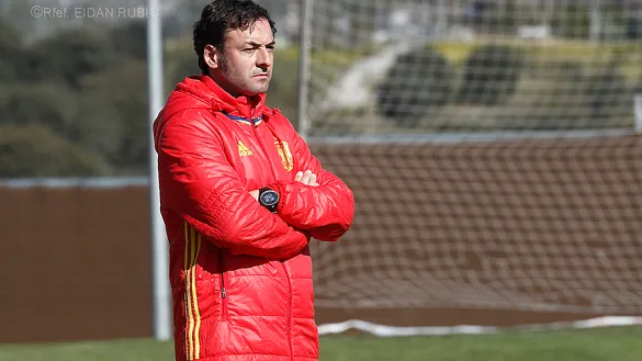 Santi Denia durante un entrenamiento con la Selección Sub-17