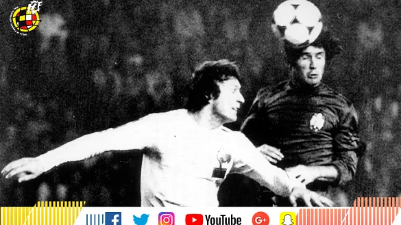 Santillana remata a puerta ante la oposición de un rival