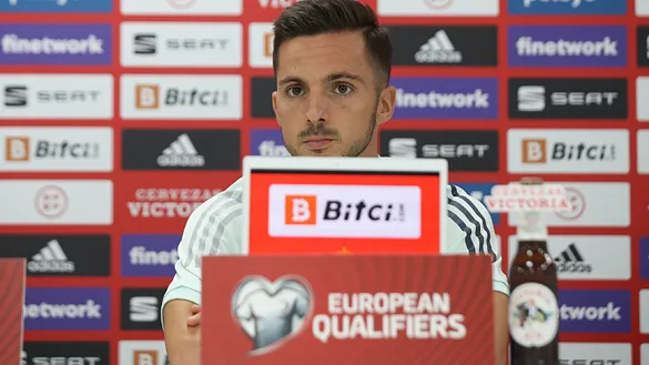 Pablo Sarabia durante su rueda de prensa en Pristina