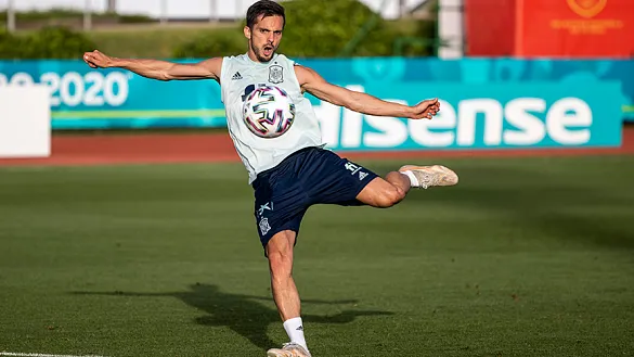 Pablo Sarabia dispara a puerta durante el entrenamiento de la Selección española
