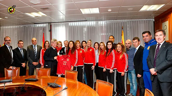Ángel María Villar recibe a la Selección española de fútbol playa femenino