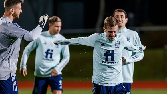 Dani Olmo y Unai Simón en un momento del entrenamiento