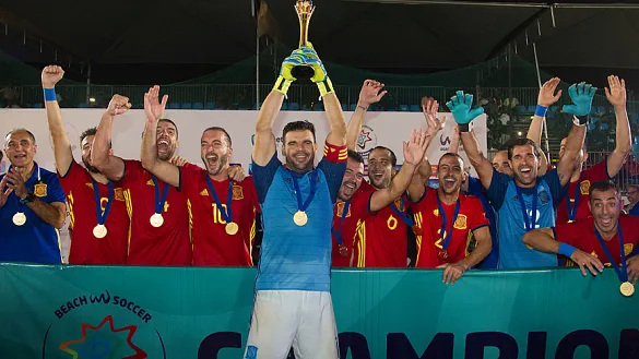 Dona, capitán de la selección española, levanta el trofeo de la Copa Lagos