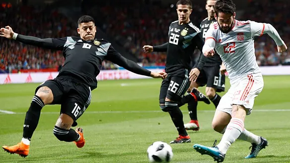 Isco dispara ante Argentina