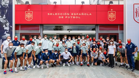 Sergio Busquets posa con sus compañeros en su regreso a la concentración de España 