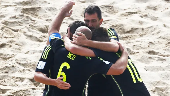Los jugadores de la Selección Española de Fútbol Playa celebran un tanto