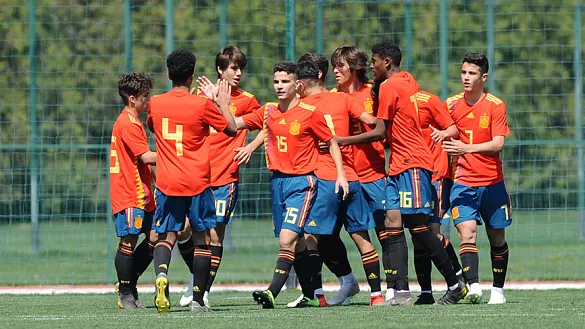 Selección española Sub-16 celebrando uno de los goles