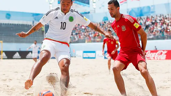 Momento de un partido mundialista de Fútbol Playa