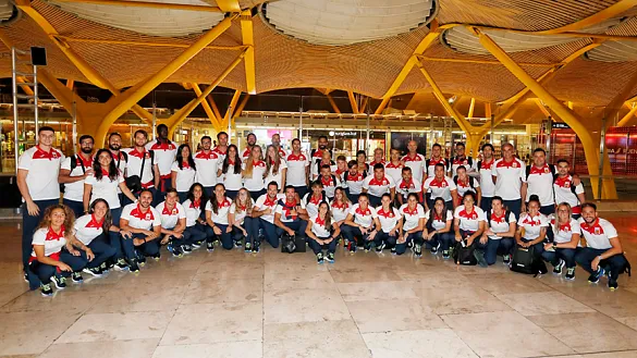 Selecciones de fútbol y balonmano playa antes de salir a Doha