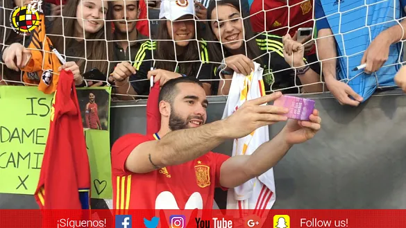 Dani Carvajal se hace un selfie con algunos de los aficionados que asistieron al entrenamiento